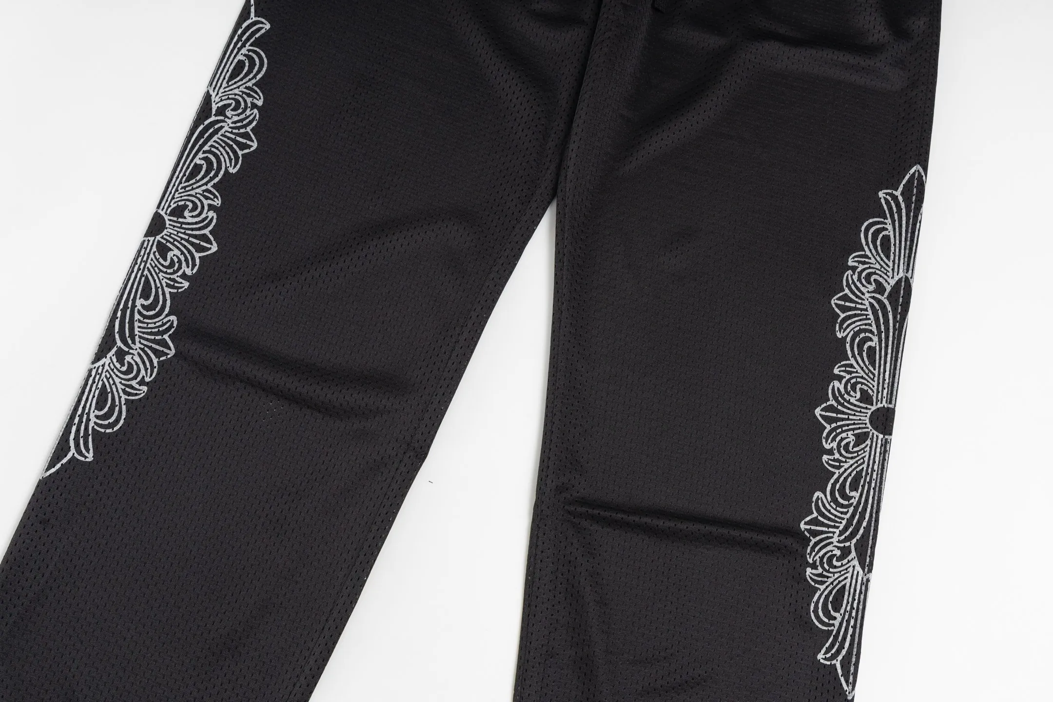🅿️380 [Exclusive supply] CH Kroxin Sanskrit mesh hockey trousers are made of high-quality cotton fabrics and selected black mesh fabrics, showing a unique sports style. The straight cut design and mid-waist silhouette can naturally modify the leg lines when worn. The black base fabric is printed with the brand's iconic letter pattern. The pattern is clear and three-dimensional. The environmentally friendly printing and dyeing process is used to ensure that the color is long-lasting and does not fade. The waistband is equipped with the brand's exclusive metal fasteners, and the details are exquisite. The inner stitching is flat and firm, and all seams are reinforced to improve durability. The trousers are slightly tapered and matched with the unique sports elements of the hockey jersey series, maintaining a casual style without losing a sense of fashion. The overall weight is moderate, suitable for daily wear in autumn and winter. The fabric has been pre-shrunk and will not deform easily after washing, keeping the shape stable. Size:S/M/L